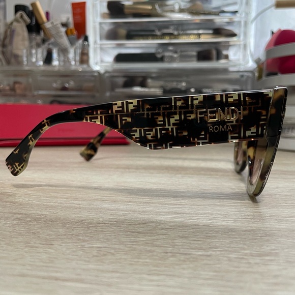 Authentic Fendi 52mm sunglasses FF0435/S - Picture 4 of 8